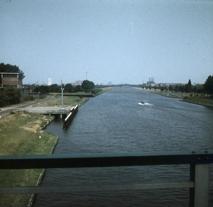 119420 Gezicht op het Amsterdam-Rijnkanaal te Utrecht, vanaf de Oudenrijnsebrug, uit het zuiden.
